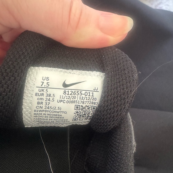 Nike Black and White Lightweight Trainers - Picture 4 of 5